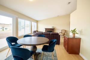 テメキュラにあるAllura Encantado - Temecula Wine Retreatのテーブルと椅子のあるリビングルーム