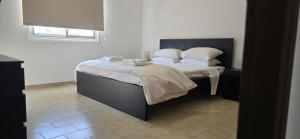 Postel nebo postele na pokoji v ubytování Skoufa 21 - Luxury Apartment -Breakbooking CY