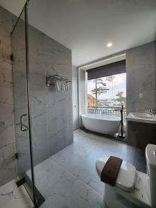 Ένα μπάνιο στο Ami Hotel Dalat
