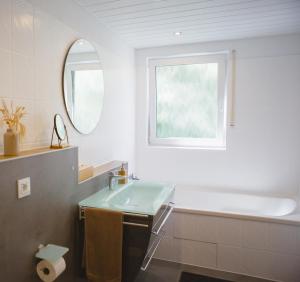 baño con lavabo, bañera y ventana en Weideblick, traumhaft wohnen im Schwarzwald, en St. Georgen im Schwarzwald 48 fotos más