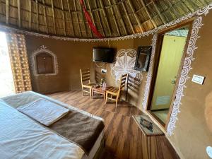 TV a/nebo společenská místnost v ubytování Ret Mahal Huts & Resort