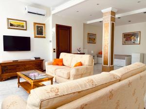 un salon avec deux canapés et une télévision dans l'établissement Casa sul Naviglio, à Calcio