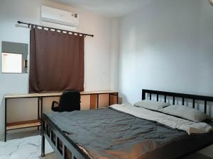 Postel nebo postele na pokoji v ubytování บ้านพักธามไทน์