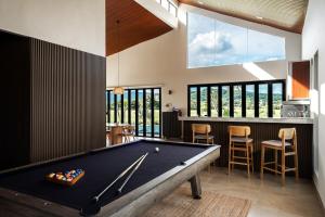 una sala de billar con mesa de billar y un bar en Villa Moo Moo, Pool Villa with Sunset & Paddy Field Views, en Langkawi Intl