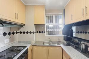 eine Küche mit Spüle und Herd in der Unterkunft Beach Hurst 303 in Durban