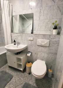 ein weißes Badezimmer mit Toilette und Waschbecken in der Unterkunft Lottes Glück in Weimar + 26 Fotos