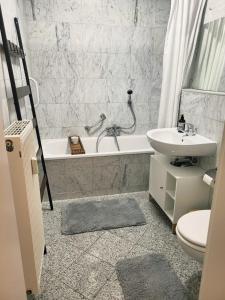ein Badezimmer mit Badewanne, Waschbecken und Toilette in der Unterkunft Lottes Glück in Weimar