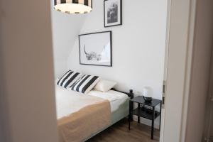 Un pequeño dormitorio con una cama y una mesa. en Kaisercity Apartment 3, en Núremberg