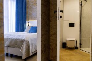 deux vues d'une chambre avec un lit et une douche dans l'établissement Apartament Na Urlop - Wisła - Magiczny Horyzont, à Wisła 197 autres photos