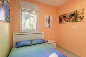 een slaapkamer met een bed en een raam bij Bari suite at Royal Park in Eilat +27 foto's