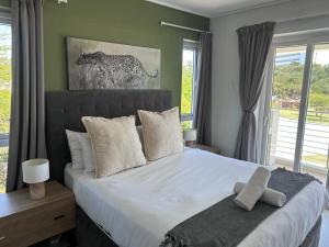 SummerstrandにあるThe Pearls 3b Luxury Apartmentの大きなベッドと大きな窓のある寝室