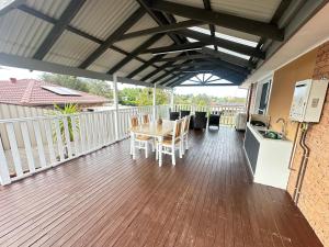 Un patio con una mesa y sillas en una terraza. en 东方禅意轩-4BR for8, en Kenny Hill