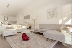 een woonkamer met een bank en een tafel bij Dijkvilla - 6 personen in Holle Poarte