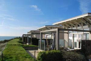 een huis met uitzicht op de oceaan bij Dijkvilla - 6 personen in Holle Poarte