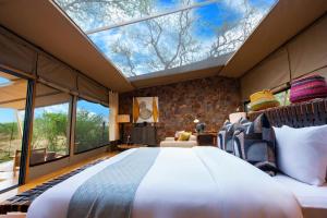 Postel nebo postele na pokoji v ubytování Mapito Safari Camp, Serengeti, Autograph Collection + 65 fotografií
