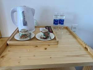 uma mesa com duas chávenas e uma máquina de café em Bien Ngot Resort Phu Quoc em Duong Dong