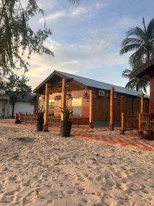 uma casa na praia com palmeiras em Bien Ngot Resort Phu Quoc em Duong Dong