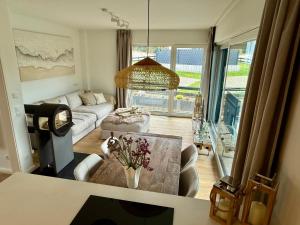 een woonkamer met een bank en een tafel bij PIERSIDE - Pier 2 in Haffkrug