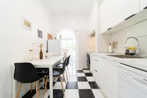 Køkken eller tekøkken på Charming 4-bedroom House with terrace + 26 billeder