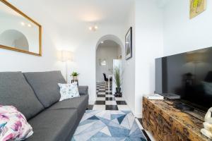 Μια τηλεόραση ή/και κέντρο ψυχαγωγίας στο Charming 4-bedroom House with terrace