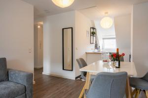 Una sala de estar y una cocina con mesa y sillas. en Kaisercity Apartment 3, en Núremberg 15 fotos más
