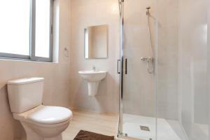 Ένα μπάνιο στο Large Swieqi apartment