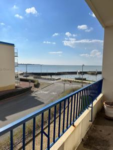a balcony with a view of the beach at Rêver en bord de mer in Saint-Michel-Chef-Chef