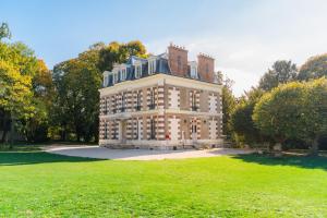 a large house with a grassy field in front of it at Le Parc Maison d'hotes de Charme in Provins