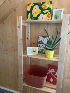 een plank in een houten muur met een plant erop bij Holzliebe mit Donaublick in Kaisheim