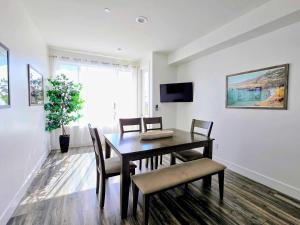 une salle à manger avec une table et des chaises et une télévision dans l'établissement Park Blvd Paradise 303 king bed With a private Spa, à San Diego