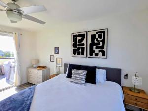 une chambre avec un grand lit avec un ventilateur de plafond dans l'établissement Park Blvd Paradise 303 king bed With a private Spa, à San Diego 37 autres photos