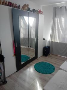 Cette chambre comprend un miroir et un tapis vert. dans l'établissement Hrad Michalovce luxury, à Michalovce