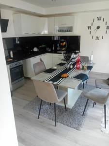 une cuisine avec une table et des chaises dans une cuisine dans l'établissement Hrad Michalovce luxury, à Michalovce