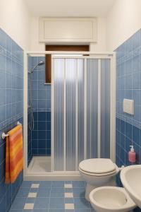 a bathroom with a shower and a toilet and a sink at Villa Carla con accesso diretto al mare e posto auto riservato in Sperlonga