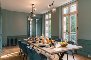 a dining room with a table and chairs at Le Parc Maison d'hotes de Charme in Provins