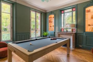 a pool table in a room with green walls at Le Parc Maison d'hotes de Charme in Provins