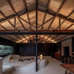 a room with a wooden ceiling with a skateboard in it at 九份金光閃閃 Jiufen Glimmer Homestay in Jiufen