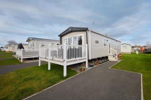 een tiny house met een veranda en een tuin bij Host & Stay - Grange in Morecambe