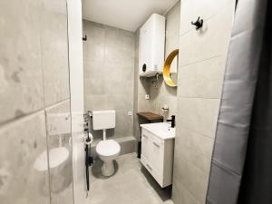 ein kleines Badezimmer mit Toilette und Waschbecken in der Unterkunft Ma Bel Apartments Sarajevo in Sarajevo + 50 Fotos
