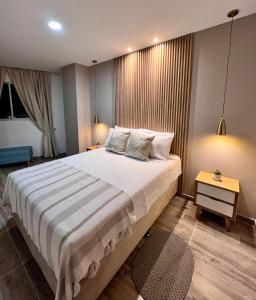 Ένα ή περισσότερα κρεβάτια σε δωμάτιο στο 302S Modern 2 bedrooms with design, style and comfort