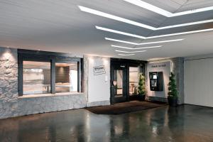 una stanza vuota con un soffitto illuminato di Morosani Fiftyone - the room only Hotel a Davos