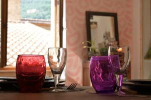 罗亚河畔布雷伊studio calme et lumineux的桌子上坐着三杯酒