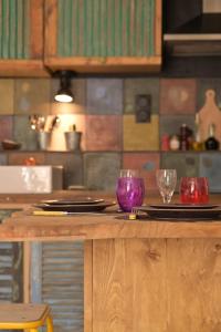 罗亚河畔布雷伊studio calme et lumineux的一张木桌，上面放着盘子和酒杯 更多9张照片