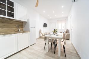 Una cocina y un comedor con mesa y sillas. en Galteo Apartamentos, en Ronda 16 fotos más