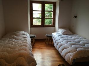 ein Schlafzimmer mit großem Bett und Fenster in der Unterkunft Chaleureuse Maison de Montagne in Garin