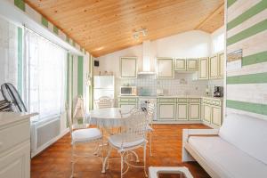 a kitchen with a table and chairs in a room at Appartement Ars-en-Ré Heraudeau in Ars-en-Ré