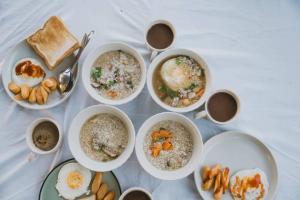Ban Thung SamoeにあるNai Suan Phan Resortのテーブルの上に置かれたたくさんの食べ物の入ったボウル