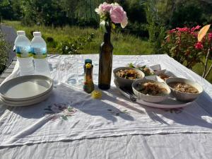 Ban Thung SamoeにあるNai Suan Phan Resortの食器と水のボトルを入れたテーブル +88枚の写真