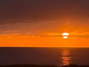 un tramonto sull'oceano con il sole nel cielo di Gerard chantal a Saint-Pierre