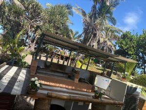 una panchina appoggiata su un tavolo con palme sullo sfondo di Gerard chantal a Saint-Pierre